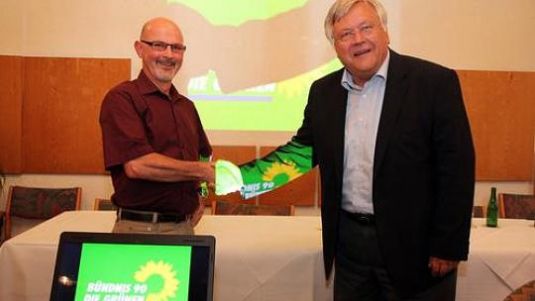 Foto Grünen-Fraktionssprecher Jürgen Benden (l.) begrüßte beim Infoabend den Referenten Dieter Podhajecky