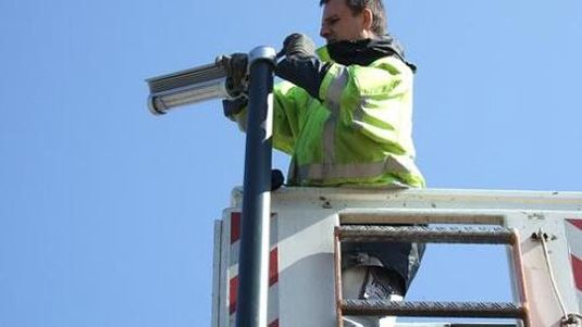 Foto - Installation einer Straßenlaterne mit innovativer LED-Technik aus Breinig.